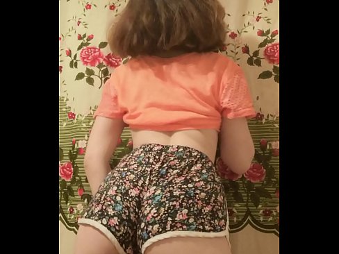 ❤️ 性感的年轻宝贝在镜头前脱下她的短裤 ❤ Anal video