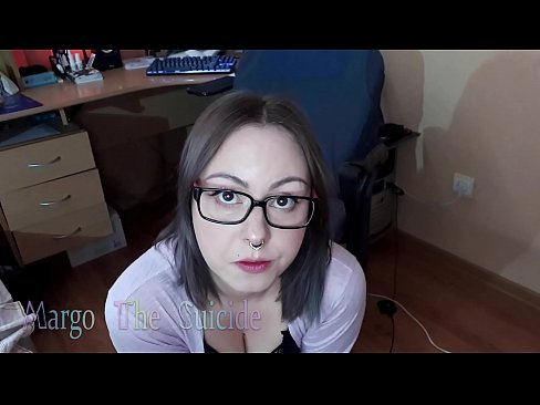❤️ 性感的眼镜女孩在镜头前深深地吸吮假阳具 ❤ Anal video